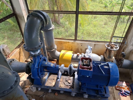 ไฟล์แนบ การประปาส่วนภูมิภาคสาขาตะกั่วป่า นายธำรง คุ้มเพชร มอบหมายให้หัวหน้างาน และพนักงานในสังกัด ดำเนินการติดตั้งติดตั้งเครื่องสูบน้ำดิบตัวใหม่ผลิตน้ำได้ 450 ลบ.ม./ชม. แทนตัวเก่าที่ผลิตน้ำได้ 320 ลบ.ม./ชม. เพื่อแก้ปัญหาระบบผลิตจ่าย เรื่องน้ำไหลอ่อนไปจนถึงไม่ไหลในช่วงหน้าแล้ง