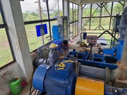 ไฟล์แนบ การประปาส่วนภูมิภาคสาขาตะกั่วป่า นายธำรง คุ้มเพชร มอบหมายให้หัวหน้างาน และพนักงานในสังกัด ดำเนินการติดตั้งติดตั้งเครื่องสูบน้ำดิบตัวใหม่ผลิตน้ำได้ 450 ลบ.ม./ชม. แทนตัวเก่าที่ผลิตน้ำได้ 320 ลบ.ม./ชม. เพื่อแก้ปัญหาระบบผลิตจ่าย เรื่องน้ำไหลอ่อนไปจนถึงไม่ไหลในช่วงหน้าแล้ง