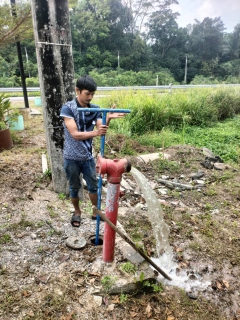 ไฟล์แนบ การประปาส่วนภูมิภาคสาขากาญจนดิษฐ์ ภายใต้การบริหารงานโดย นายสานิษ กาญจนกุล ผู้จัดการการประปาส่วนภูมิภาคสาขากาญจนดิษฐ์ มอบหมายพนักงานในสังกัด นำทีมลงพื้นที่บริเวณบ้านผู้ใช้น้ำ หมู่ที่ 1 ต.ปากแพรก อ.ดอนสัก จ.สุราษฎร์ธานี ดำเนินการเปิดล้างระบายตะกอนในเส้นท่อจ่ายน้ำ (Blow off) ผ่านหัวดับเพลิง
