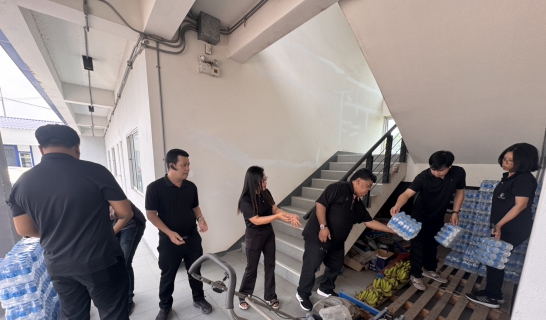 ไฟล์แนบ กปภ.สาขาธัญบุรี มอบน้ำดื่มบรรจุขวดตราสัญลักษณ์ กปภ. จำนวน 600 ขวด สนับสนุนโครงการไทยช่วยไทย ภายใต้สโลแกน ปทุมยิ้มได้ "ถูกทุกชิ้น ฟินทั้งจังหวัด"