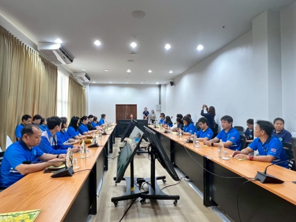 ไฟล์แนบ วันที่ 8 พฤษภาคม  2569 การประปาส่วนภูมิภาคสาขาลำพูน โดยนายศุภกฤษณ์ จันทร์ศุภเสน ผู้จัดการ กปภ.สาขาลำพูน จัดกิจกรรมศึกษาดูงานแลกเปลี่ยนความรู้ ณ อุทยานหลวงราชพฤกษ์ อ.เมืองเชียงใหม่ จ.เชียงใหม่ ที่ได้รับมาตรฐาน  เพื่อรองรับการจัดการสำนักงานสีเขียว (Green Office) ตามนโยบายในการจัดการคุณภาพด้านสิ่งแวดล้อมทั้งที่เป็นส่วนสำนักงานและสภาพแวดล้อมภายในพื้นที่อาคารสำนักงาน เพื่อให้การดำเนินงานและกิจกรรมต่างๆ ส่งผลกระทบต่อสิ่งแวดล้อมน้อยที่สุด โดยการใช้ทรัพยากรและพลังงานอย่างรู้คุณค่า มีแนวทางการจัดการของเสียอย่างมีประสิทธิภาพ รวมถึงการจัดซื้อจัดจ้างที่เป็นมิตรกับสิ่งแวดล้อม และลดปริมาณการปล่อยก๊าซเรือนกระจกออกสู่สิ่งแวดล้อม   