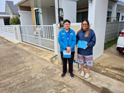 ไฟล์แนบ การประปาส่วนภูมิภาคสาขาลำพูน โดยนายศุภกฤษณ์ จันทร์ศุภเสน ผู้จัดการการประปาส่วนภูมิภาคสาขาลำพูน พร้อมด้วยหัวหน้างานและพนักงาน กปภ.สาขาลำพูน จัดกิจกรรม "โครงการเติมใจให้กัน ประจำปี 2569" ครั้งที่ 3/2569 ณ หมู่บ้านแม่สารป่าแดด ต.เวียงยอง อ.เมือง จ.ลำพูน โดยได้จัดกิจกรรม ประชาสัมพันธ์โครงการ ตามนโยบายของ กปภ. ในช่วงเดือน พ.ค.- ก.ค. 2569  เช่น โครงการลดค่าติดตั้ง 15%  ,  โครงการผ่อนชำระค่าติดตั้ง  , โครงการขยายระยะเวลาการงดจ่ายน้ำ  และพบปะประชาชน ให้ความรู้ระบบประปา ตรวจสอบมิเตอร์ ประชาสัมพันธ์ช่องทางการชำระค่าน้ำแบบออนไลน์ พร้อมทั้งมอบของที่ระลึกและน้ำดื่มตราสัญลักษณ์กปภ. ให้กับผู้ใช้น้ำที่เข้าร่วมกิจกรรมเพื่อเป็นของขวัญปีใหม่ให้กับลูกค้า 