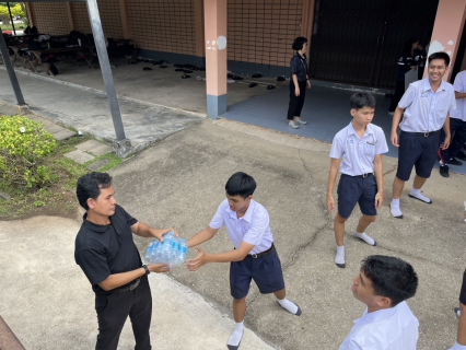 ไฟล์แนบ กปภ.สาขาภูเก็ต ร่วมกับ กรจ. กปภ.ข.4 สนับสนุนน้ำดื่มบรรจุขวดตราสัญลักษณ์ กปภ. แก่โรงเรียนเฉลิมพระเกียรติสมเด็จพระศรีนครินทร์ ภูเก็ต ในพระราชูปถัมภ์สมเด็จพระเทพรัตนราชสุดาฯ สยามบรมราชกุมารี และกองอำนวยการร่วมรักษาความปลอดภัย 