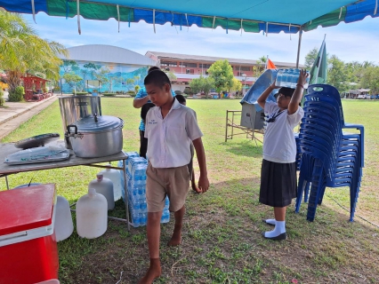 ไฟล์แนบ กปภ.สาขาขนอม มอบน้ำดื่มบรรจุขวดตราสัญลักษณ์ กปภ. จำนวน 300 ขวด แก่โรงเรียนชุมชนวัดบางคู เพื่อใช้ในการจัดการแข่งขันกีฬา สัมพันธ์ชุมชนบางคูคัพ ครั้งที่ 25