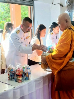 ไฟล์แนบ กปภ.สาขากันตัง เข้าร่วมพิธีเจริญพระพุทธมนต์ และ ทำบุญตักบาตรถวายพระราชกุศล เนื่องในโอกาสพระราชพิธีมหามงคลเฉลิมพระชนมพรรษา 4 รอบ สมเด็จพระนางเจ้าสุทิดา พัชรสุธาพิมลลักษณ พระบรมราชินี