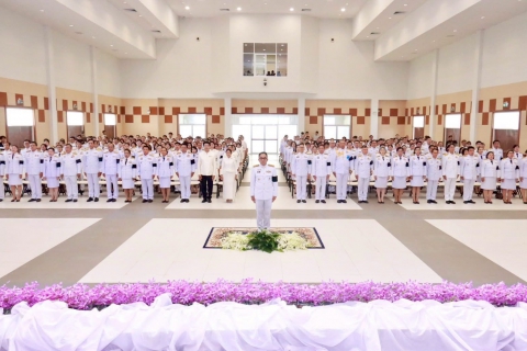 ไฟล์แนบ การประปาส่วนภูมิภาคสาขาลำพูน โดยนายศุภกฤษณ์ จันทร์ศุภเสน  ผู้จัดการ กปภ.สาขาลำพูน มอบหมาย นางสาวปาณิสรา เหล็กแหลม หัวหน้างานอำนวยการ พร้อมพนักงานร่วมพิธีลงนามถวายพระพร  เนื่องในโอกาสวันเฉลิมพระชนมพรรษา 4 รอบ สมเด็จพระนางเจ้าฯ พระบรมราชินี 3 มิถุนายน 2569  โดยมี นายปิยพงษ์ ชูวงศ์ ผู้ว่าราชการจังหวัดลำพูน เป็นประธานในพิธี นำหัวหน้าส่วนราชการ ข้าราชการ หน่วยงานรัฐวิสาหกิจ และประชาชน ร่วมพิธีลงนามถวายพระพร ถวายพานพุ่มทอง - พานพุ่มเงิน หน้าพระฉายาลักษณ์สมเด็จพระนางเจ้าฯ พระบรมราชินี และกล่าวกราบบังคมทูลถวายพระพรชัยมงคล กล่าวนำผู้ร่วมพิธีถวายพระพรชัยมงคล พร้อมจุดเทียนถวายพระพรชัยมงคล