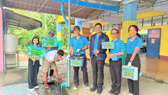 ไฟล์แนบ กปภ.สาขาจันดี เดินหน้าระยะที่ 3 หลอมรวมใจ มอบน้ำใสสะอาดให้โรงเรียนปี 2569 ยกระดับคุณภาพน้ำเพื่อสุขภาพเด็กไทย 