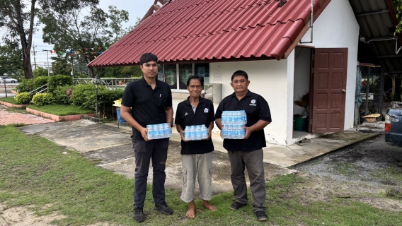 ไฟล์แนบ กปภ.สาขาขนอม  มอบน้ำดื่มบรรจุขวดตราสัญลักษณ์ กปภ. ให้กับที่ทำการชุมชนบ้านตลาดสี่แยก 