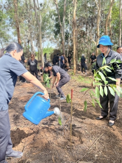 ไฟล์แนบ การประปาส่วนภูมิภาคสาขาลำพูน โดยนายศุภกฤษณ์  จันทร์ศุภเสน ผู้จัดการการประปาส่วนภูมิภาคสาขาลำพูน มอบหมายให้นายวิกรานต์ รักรุ่งโรจน์ หัวหน้างานบริการและควบคุมน้ำสูญเสีย พร้อมพนักงาน เข้าร่วมกิจกรรม วันต้นไม้ประจำปี 2569  วันจันทร์ที่ 15 มิถุนายน 2569 เวลา 09.00 น. ณ บริเวณป่าชุมชนบ้านหนองไซ ตำบลป่าสัก อำเภอเมืองลำพูน จังหวัดลำพูน นายปิยพงศ์ ชูวงศ์ ผู้ว่าราชการจังหวัดลำพูน มอบหมายให้นายโยธิน ประสงค์ความดี รองผู้ว่าราชการจังหวัดลำพูน เป็นประธานเปิดกิจกรรมวันต้นไม้ประจำปีของชาติ พ.ศ.2569