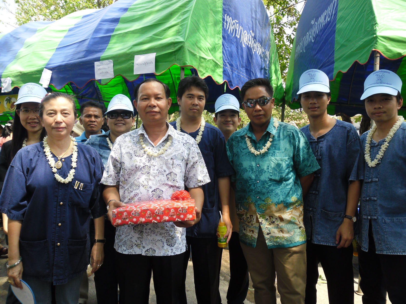 กปภ.สาขาพะเยา ร่วมพิธีรดน้ำดำหัวพ่อเมืองพะเยา และจัดซุ้มบริการของว่างร่วมกับหน่วยงานรัฐวิสาหกิจจังหวัดพะเยา ณ จวนผู้ว่าราชการจังหวัดพะเยา