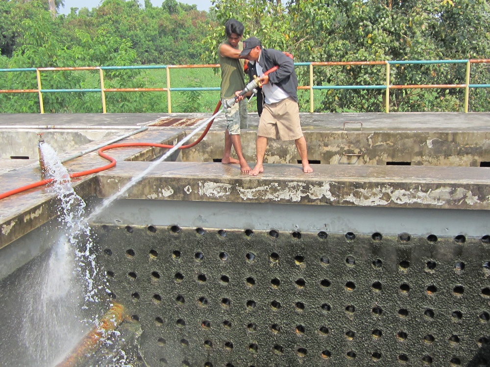 กปภ.สาขาบ้านฉาง ทำความสะอาดระบบผลิตน้ำประปา ณ โรงกรองน้ำบ้านฉาง