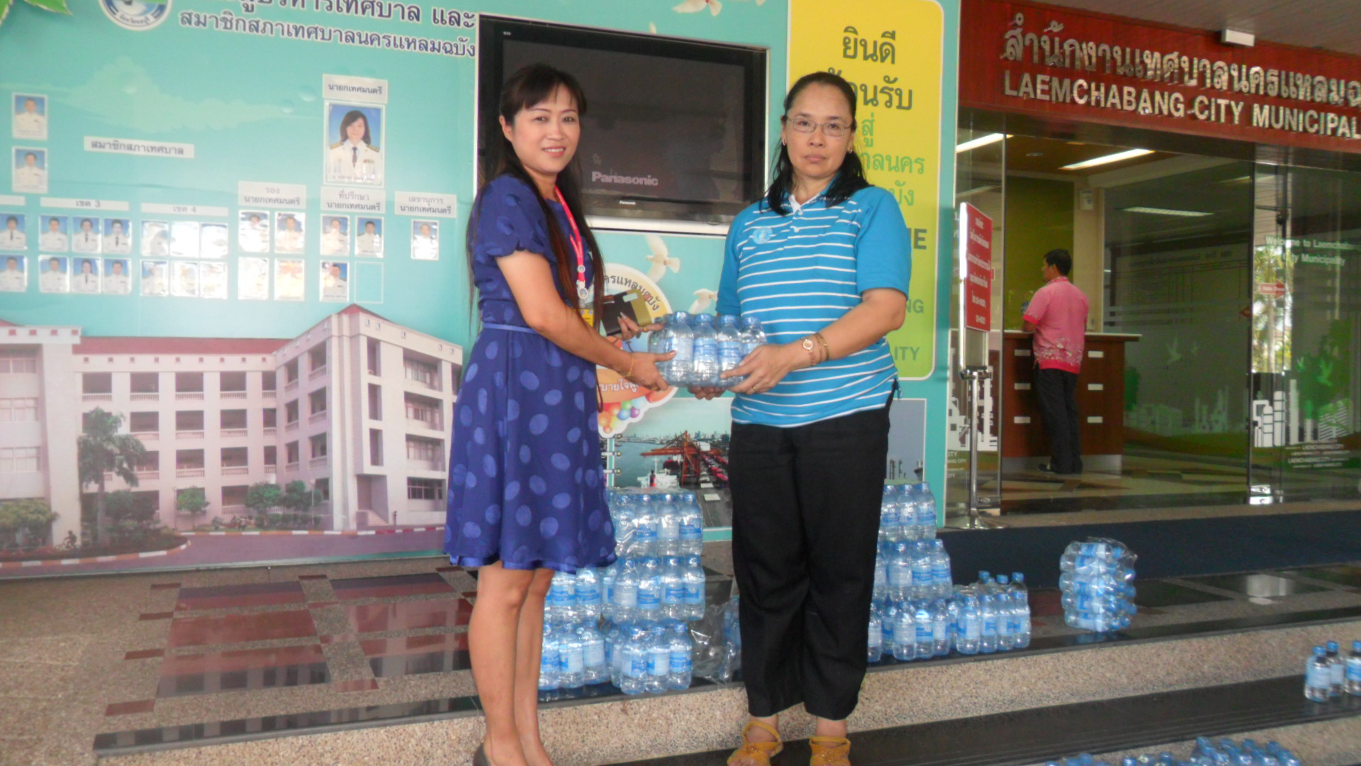 การประปาส่วนภูมิภาคสาขาแหลมฉบัง มอบน้ำดื่มบรรจุขวด จำนวน 420 ขวด ให้กับสำนักงานเทศบาลนครแหลมฉบัง