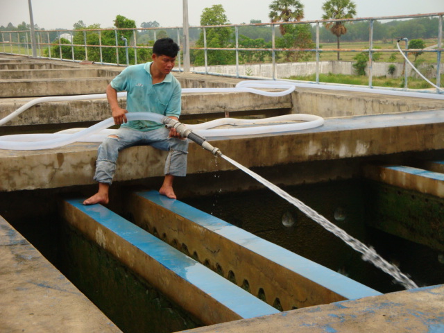 กปภ.สาขาสระแก้ว ดำเนินการล้างถังตกตะกอน โรงกรองน้ำสระแก้ว