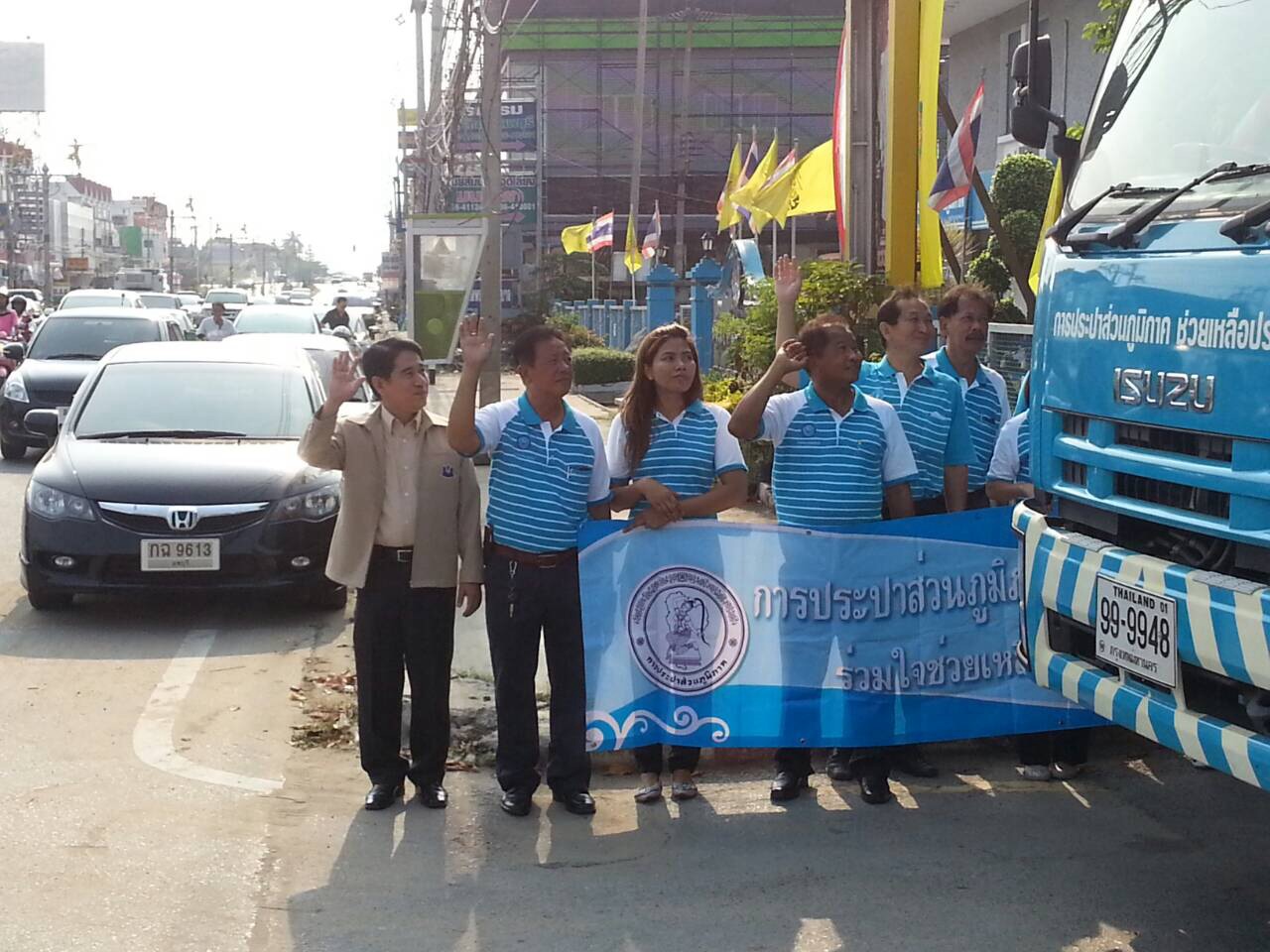 กปภ.ข.2 ร่วมกับ กปภ..สาขาลพบุรี นำรถบรรทุกน้ำไปแจกน้ำประปาช่วยผู้ประสบภัยแล้ง