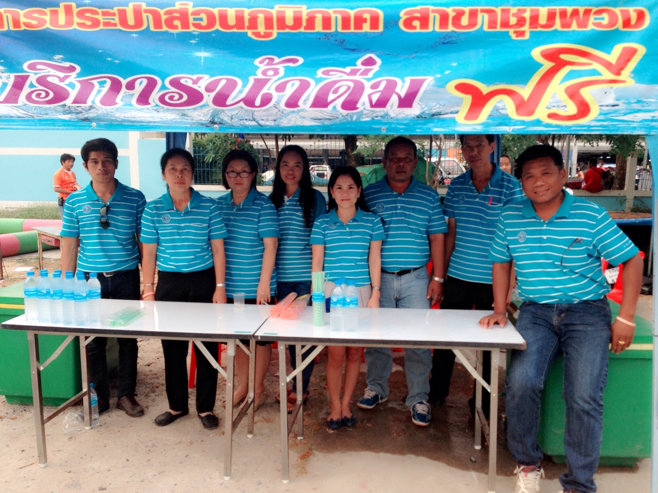 กปภ.สาขาชุมพวงแจกน้ำดื่มในงานท้าวสุรนารี ประจำปี 2558