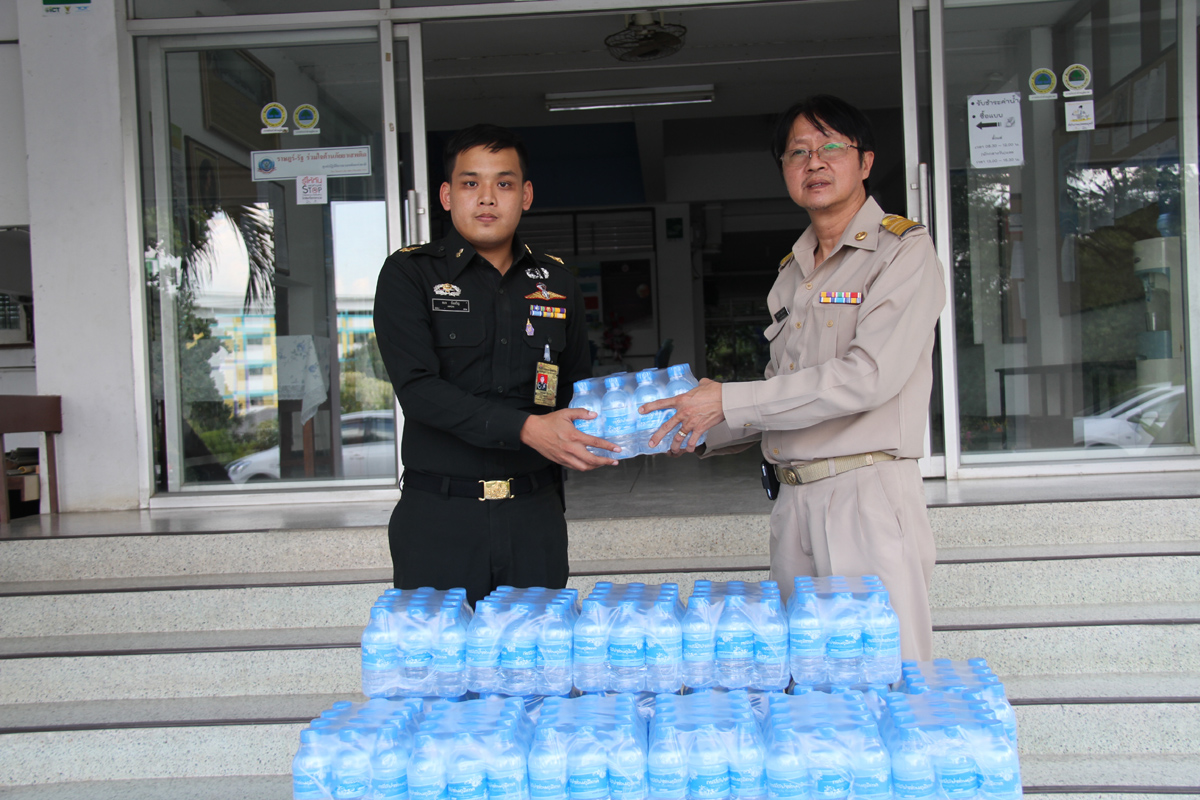 การประปาส่วนภูมิภาคเขต 2 สนับสนุนน้ำดื่มบรรจุขวดตราสัญลักษณ์ กปภ. ณ จุดบริการประชาชนในช่วงเทศกาลวันขึ้นปีใหม่ 2559