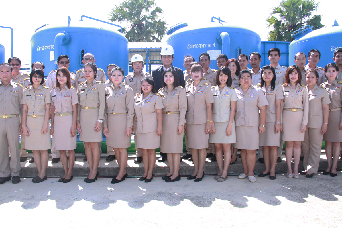 พลเอก ประยุทธ์ จันทร์โอชา นายกรัฐมนตรี พร้อมด้วยคณะรัฐมนตรี เดินทางตรวจเยี่ยมและให้กำลังใจพนักงาน การประปาส่วนภูมิภาค (กปภ.) ณ โรงผลิตน้ำประปาชั่วคราวแบบเคลื่อนที่ สระเก็บน้ำพระราม 9 อ.ธัญบุรี จ.ปทุมธานี
