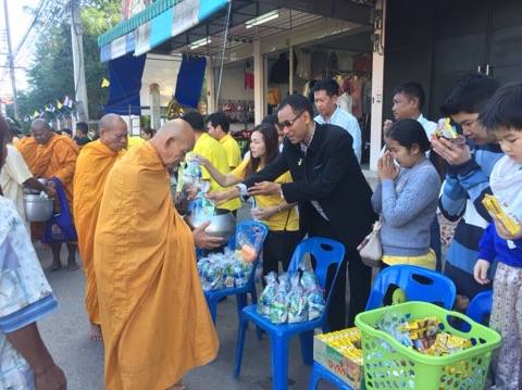 กปภ.สาขาโนนสูง เข้าร่วมพิธีทำบุญตักบาตรพระสงฆ์ เพื่อถวายเป็นพระราชกุศลแด่ ในหลวง ร.9