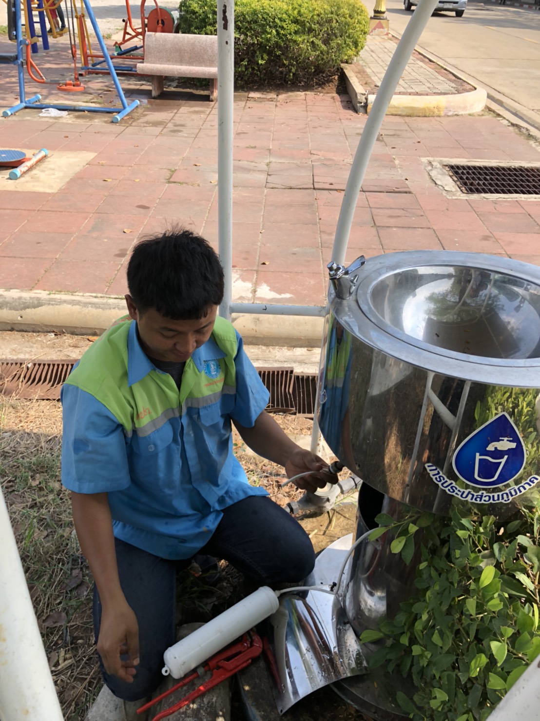 กปภ.สาขาพนมทวน บำรุงรักษาแท่นน้ำประปาดื่มได้
