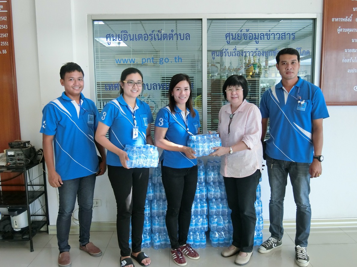 กปภ.สาขาพนมทวน มอบน้ำดื่มบรรจุขวด ตราสัญลักษณ์ กปภ. ให้กับทางเทศบาลตำบลพนมทวน เพื่อใช้ในงานประเพณีลอยกระทง ปี ๒๕๖๑