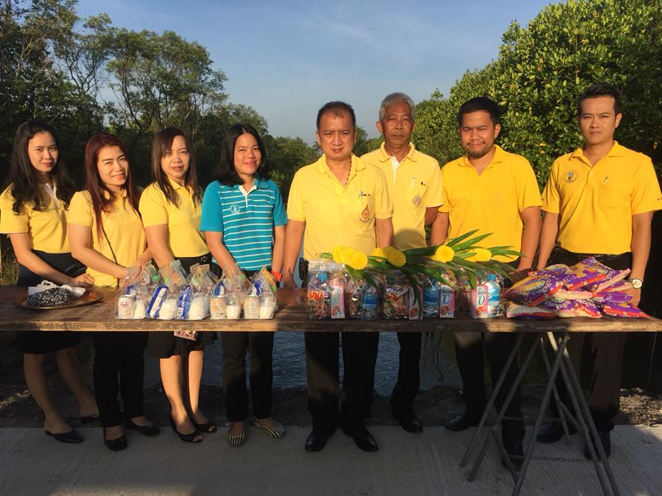 กปภ.สาขาจันทบุรี ร่วมทำบุญตักบาตรเนื่องในวันคล้ายวันเฉลิมพระชนมพรรษาพระบาทสมเด็จพระปรมินทรมหาภูมิพลอดุลเดช บรมนาถบพิตร วันชาติ และวันพ่อแห่งชาติ ประจำปี 2561