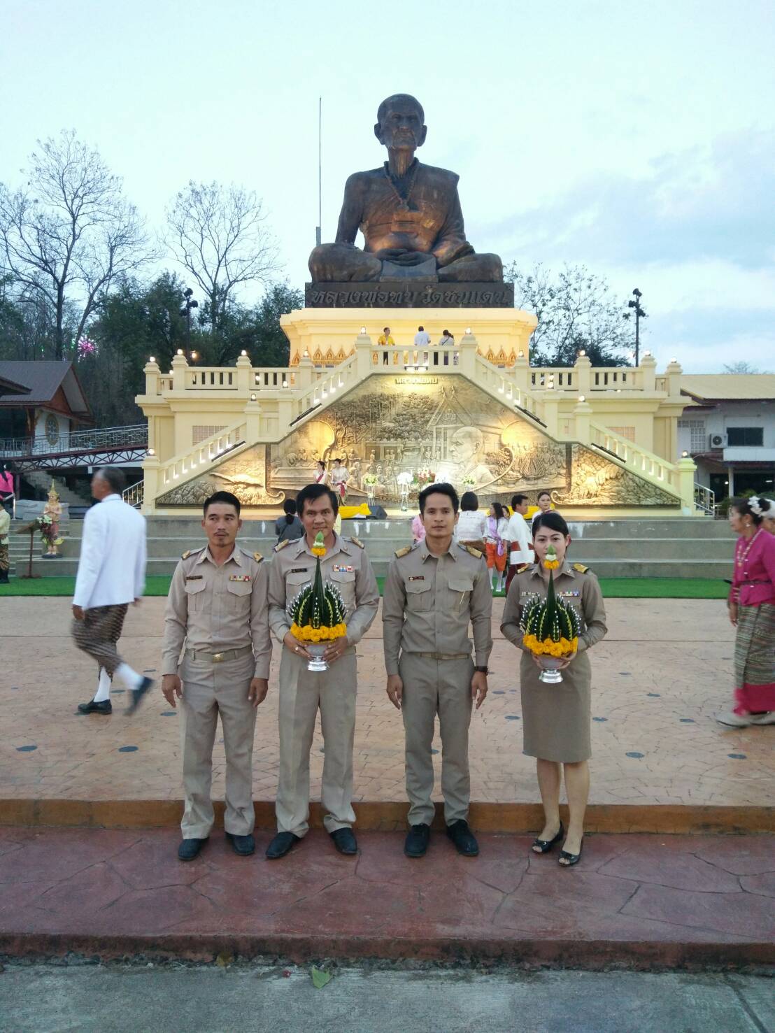 กปภ.สาขาชนแดน เข้าร่วมพิธีถวายบายศรีร้อยมาลัย รวมน้ำใจ ถวายหลวงพ่อทบ