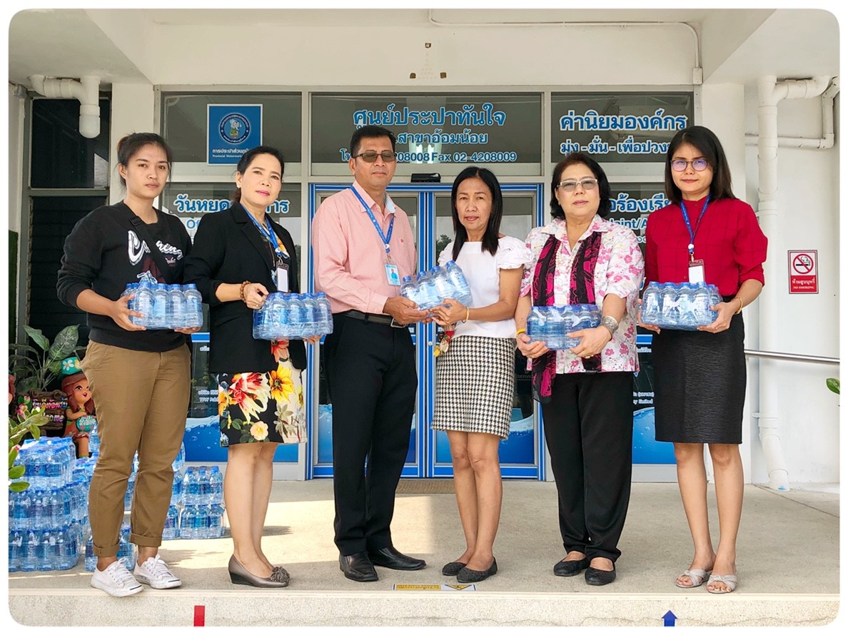 กปภ.สาขาอ้อมน้อย มอบน้ำดื่มให้กับหน่วยงานต่างๆ เพื่อนำไปจัดกิจกรรมงานวันเด็กแห่งชาติ