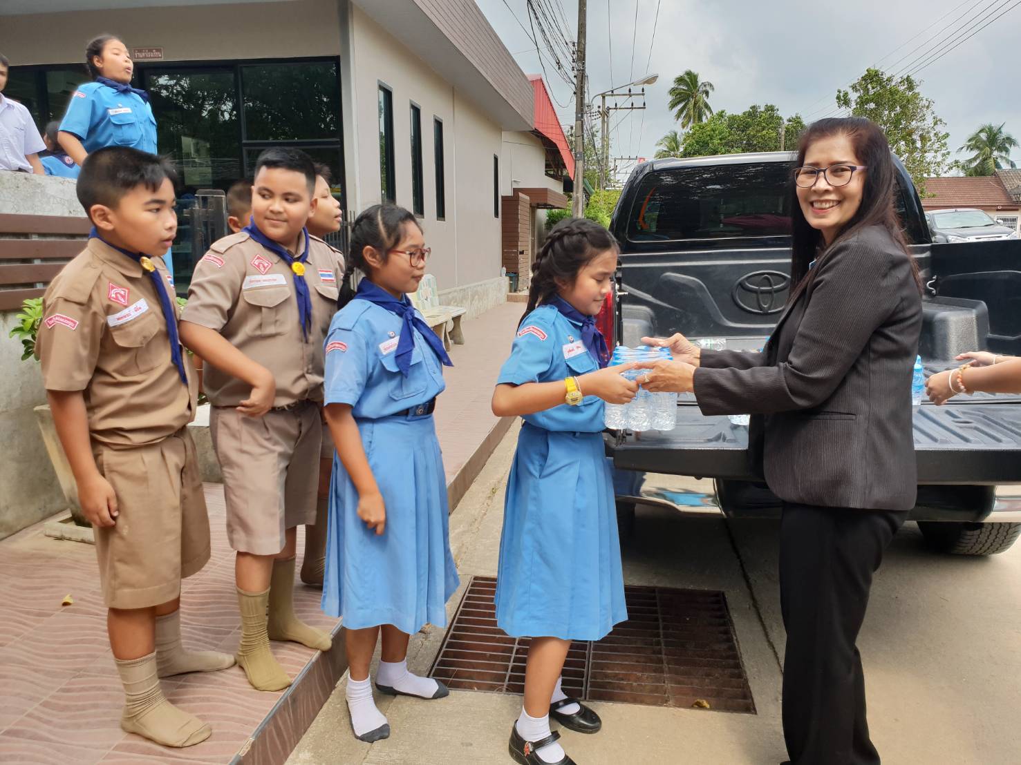 การประปาส่วนภูมิภาคสาขาบางสะพานสนับสนุนน้ำดื่มบรรจุขวดตราสัญลักษณ์ กปภ. จำนวน 200 ขวด ให้กับโรงเรียนมัธยมนพคุณ ตำบลกำเนิดนพคุณ อำเภอบางสะพาน จังหวัดประจวบคีรีขันธ์ สำหรับจัดกิจกรรมวันเด็กแห่งชาติ ประจำปี 2562 ในวันศุกร์ที่ 11 มกราคม 2562