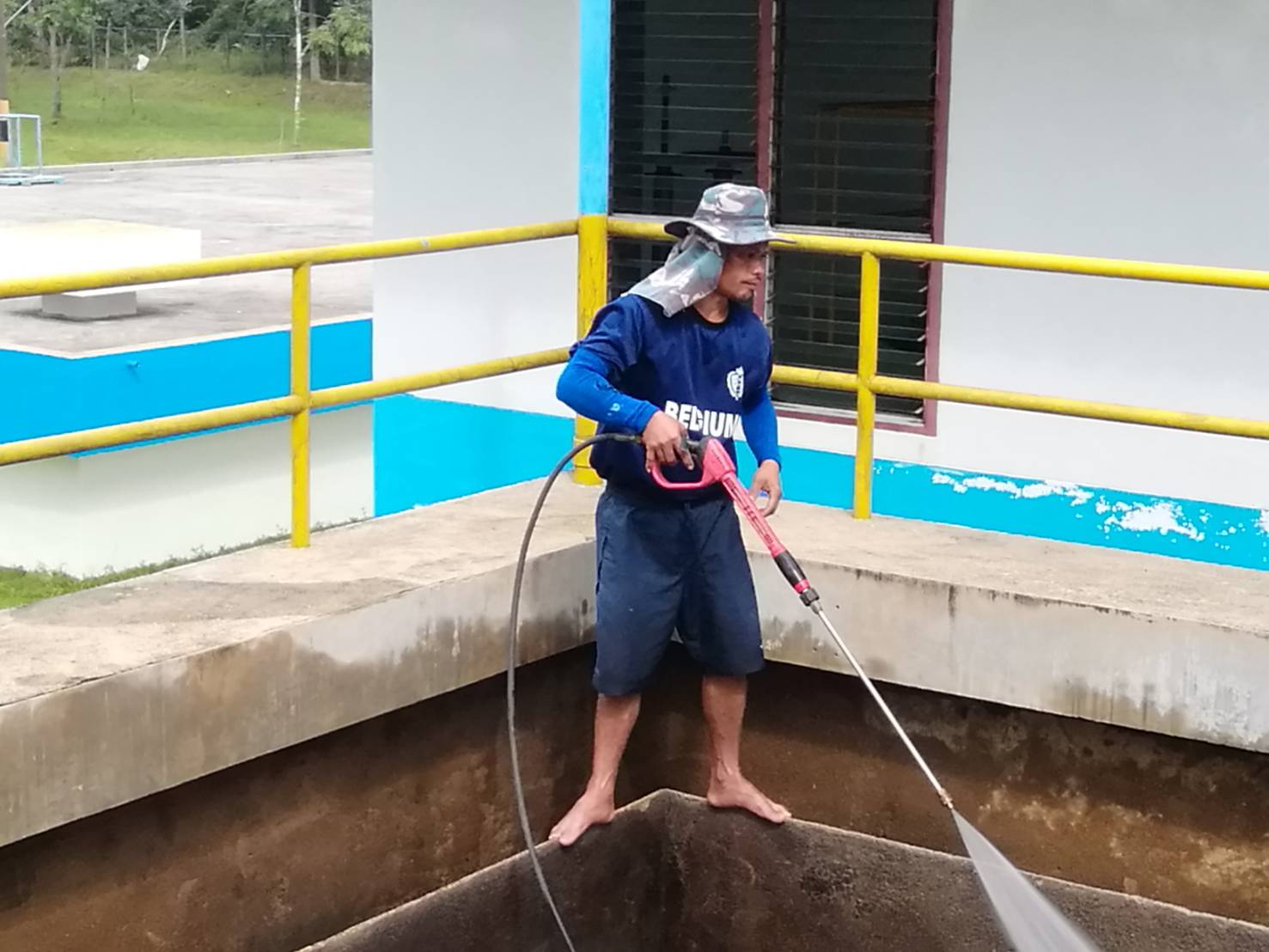 การประปาส่วนภูมิภาคสาขาบางสะพาน ร่วมกันทำความสะอาดล้างถังตกตะกอนโรงกรองน้ำขนาด 200 ลบ.ม./ชม. สถานีผลิตจ่ายน้ำช้างแรก ตามโครงการจัดการน้ำสะอาด (WSP) ประจำเดือน มกราคม 2562