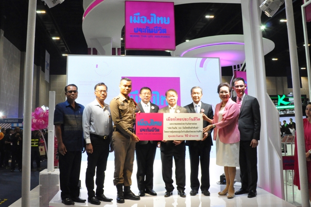 ผู้อำนวยการการประปาส่วนภูมิภาคเขต ๖ เป็นตัวแทนเข้ารับมอบกรมธรรม์ PA 100 ในงาน Money Expo ขอนแก่น 2019