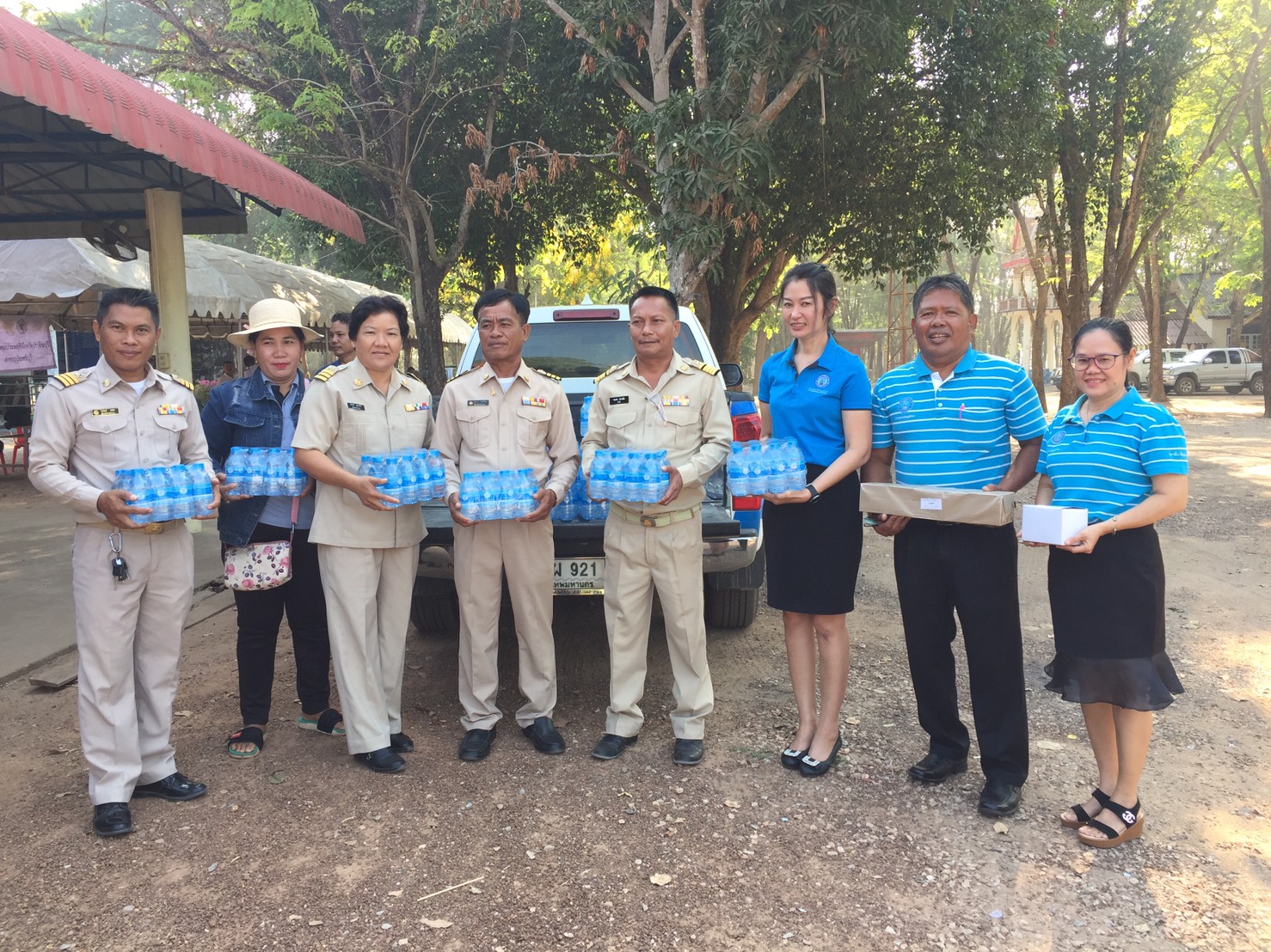 กปภ.สาขากบินทร์บุรี สนับสนุนน้ำดื่มบรรจุขวดตราสัญลักษณ์ กปภ. ร่วมโครงการบริการเชิงรุกเพื่อลดความเดือดร้อนของประชาชน(อำเภอยิ้ม...เคลื่อนที่)