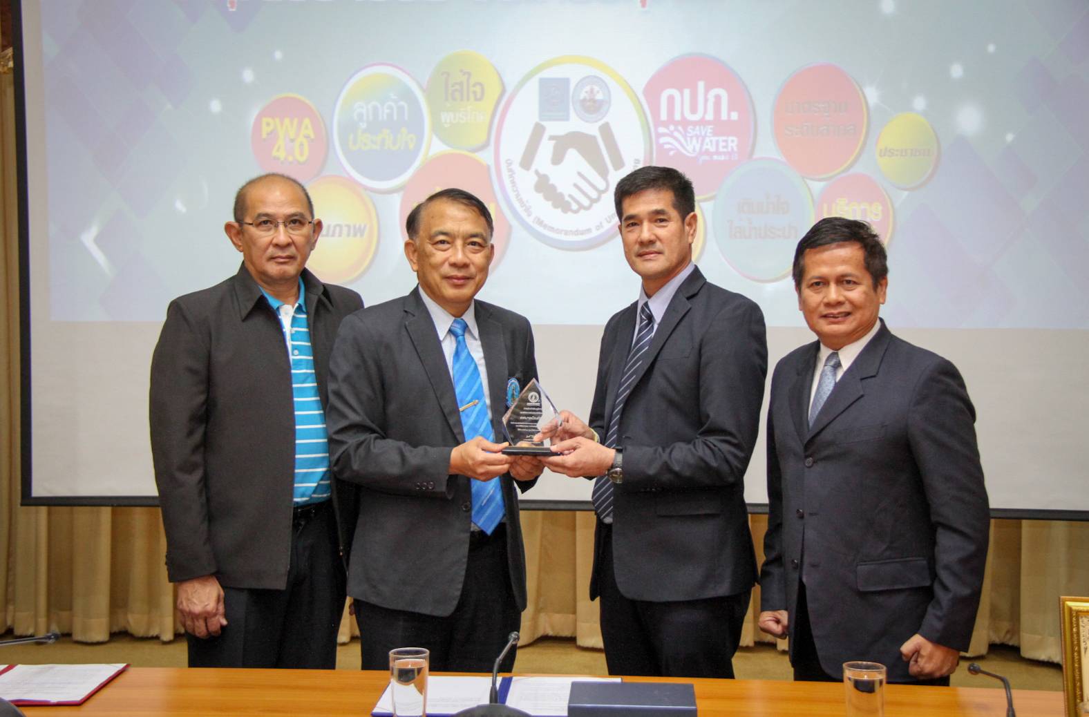 ผวก.กปภ. มอบโล่ประกาศเกียรติคุณให้แก่เทศบาลเมืองหัวหิน ที่ทำคุณประโยชน์ ประกอบคุณงามความดีแก่ กปภ.