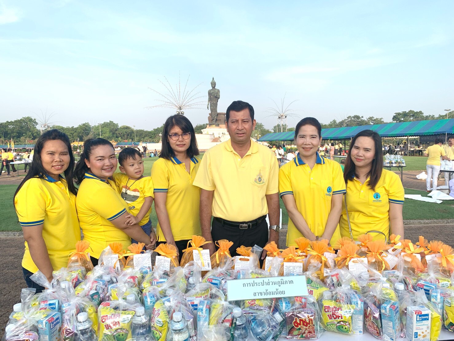 กปภ.สาขาอ้อมน้อย เข้าร่วมพิธีตักบาตร เนื่องในวันวิสาขบูชา ประจำปี 2562
