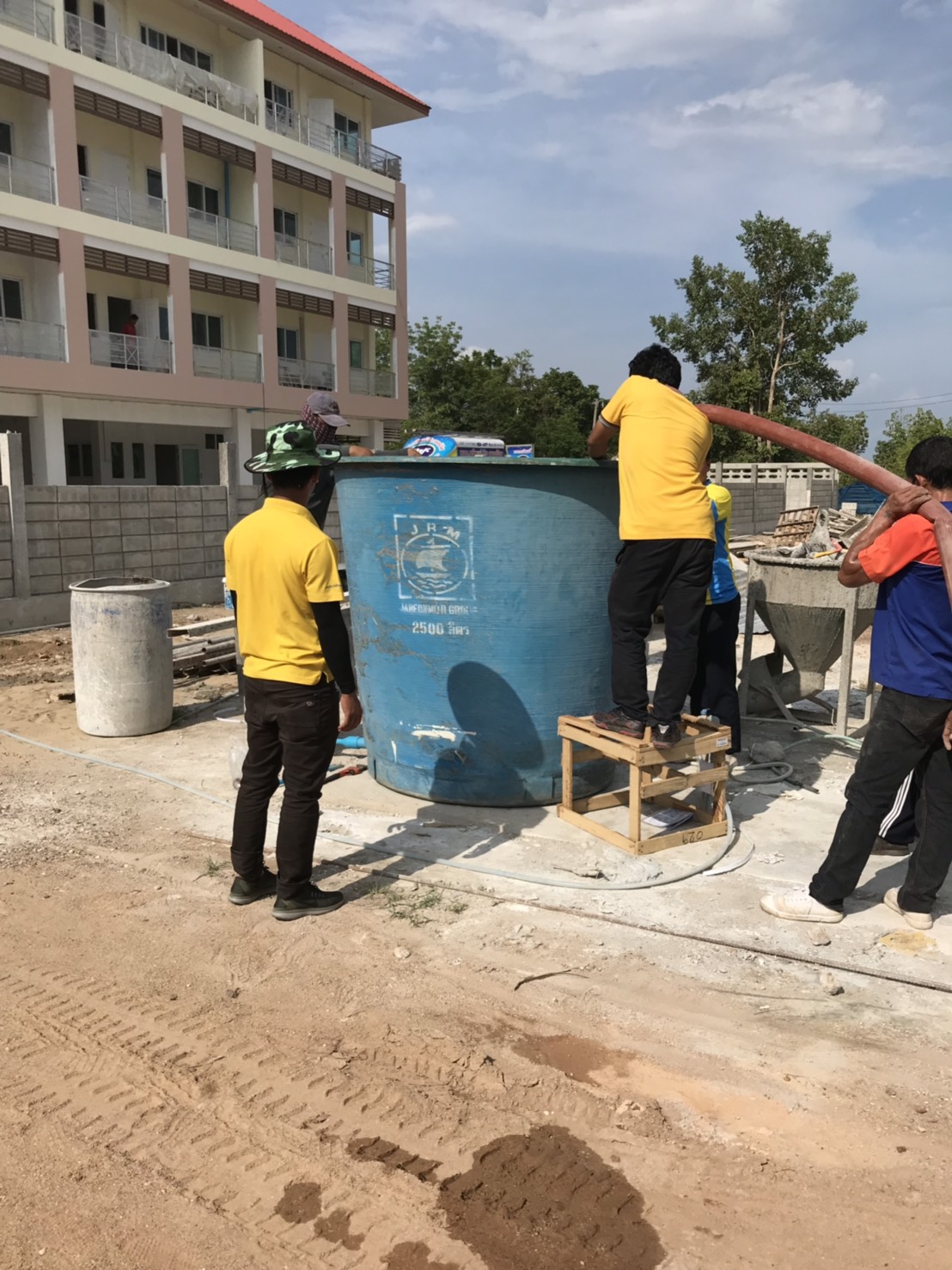 กปภ.สาขากำแพงเพชร ร่วมกับ ศูนย์ป้องกันและบรรเทาสาธารณภัยเขต 8 กำแพงเพชร นำรถออกแจกน้ำประปาแก้ปัญหาน้ำประปาไหลอ่อน