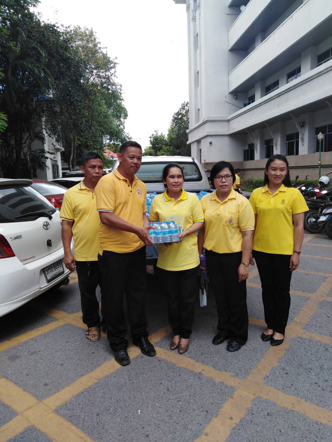กปภ.สาขากาญจนบุรี มอบน้ำดื่มตราสัญญลักษณ์