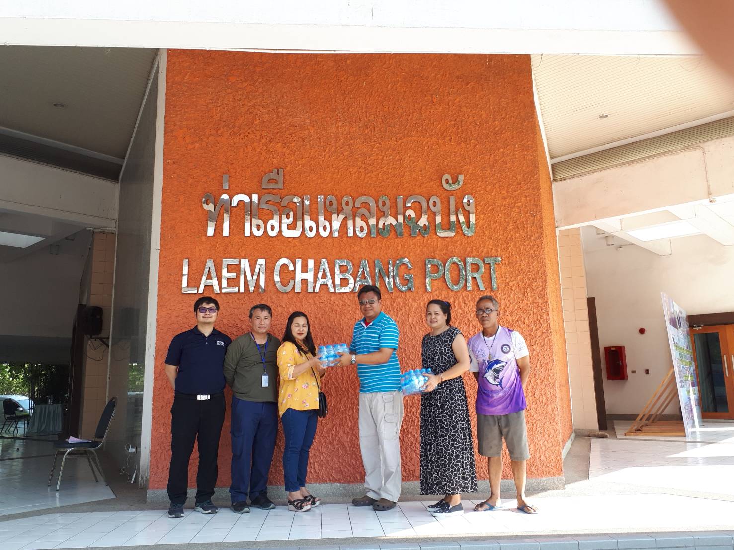 กปภ.ข.๑ ร่วมกับ กปภ.สาขาแหลมฉบัง มอบน้ำดื่มช่วยเหลือเจ้าหน้าที่ผู้ปฏิบัติงานระงับเหตุเพลิงไหม้บริเวณ Zone L-A2 การท่าเรือแหลมฉบัง