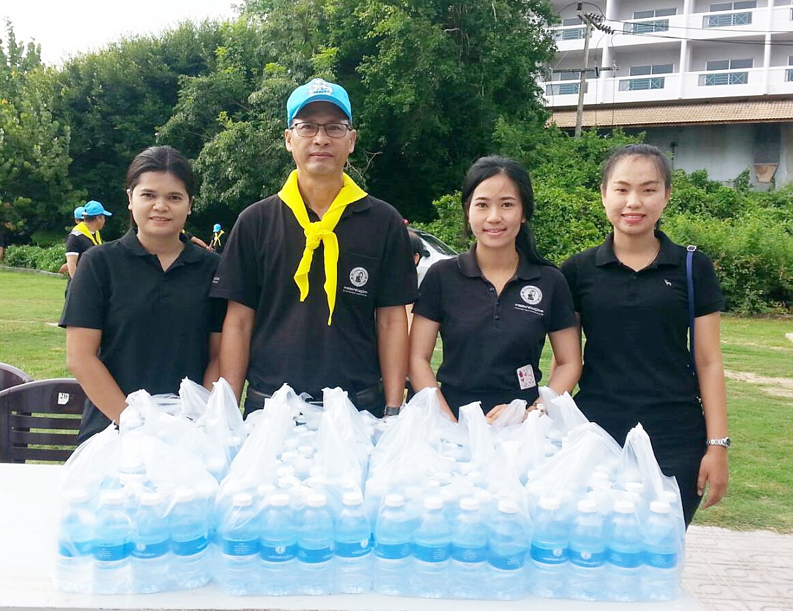 การประปาส่วนภูมิภาคสาขาสงขลา ออกบูธแจกน้ำดื่มบรรจุ ขวดตราสัญลักษณ์ กปภ. ในกิจกรรมบำเพ็ญประโยชน์