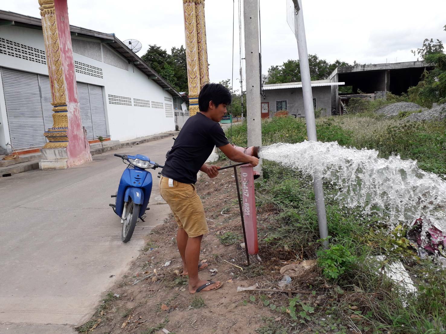 การประปาส่วนภูมิภาคสาขาเลาขวัญ ล้างตะกอนในเส้นท่อ บริเวณพื้นที่จ่ายน้ำหนองฝ้าย อ.เลาขวัญ จ.กาญจนบุรี