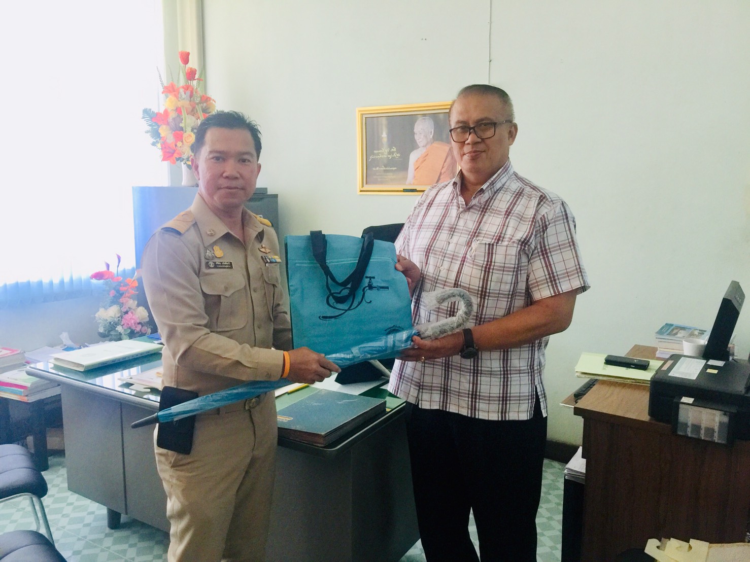 การประปาส่วนภูมิภาคสาขาบางสะพาน เข้าพบนายอรุษ อยู่เป็นสุข เจ้าพนักงานที่ดินจังหวัดประจวบคีรีขันธ์ สาขาบางสะพาน เพื่อมอบของที่ระลึก ปรึกษาหารือเกี่ยวกับปัญหาการใช้พื้นที่ในการผลิตน้ำของสถานีสูบจ่ายน้ำร่อนทอง และได้แนะนำการใช้งาน PWA Line Official ในการชำระค่าน้ำ, แจ้งปัญหาท่อแตกท่อรั่ว และบริการต่างๆ ของ กปภ.