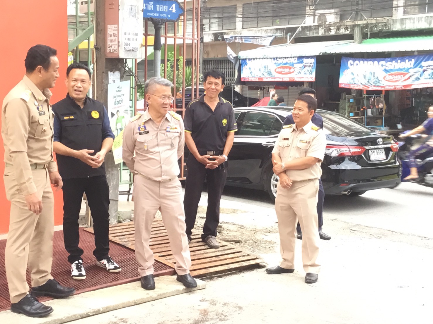 กปภ.สาขาสมุทรสาคร ลงพื้นที่ร่วมกับ ผู้ว่าราชการจังหวัดสมุทรสาคร ติดตามการแก้ไขปัญหาน้ำท่วมขังภายในหมู่บ้านฟ้าใสวิลล์