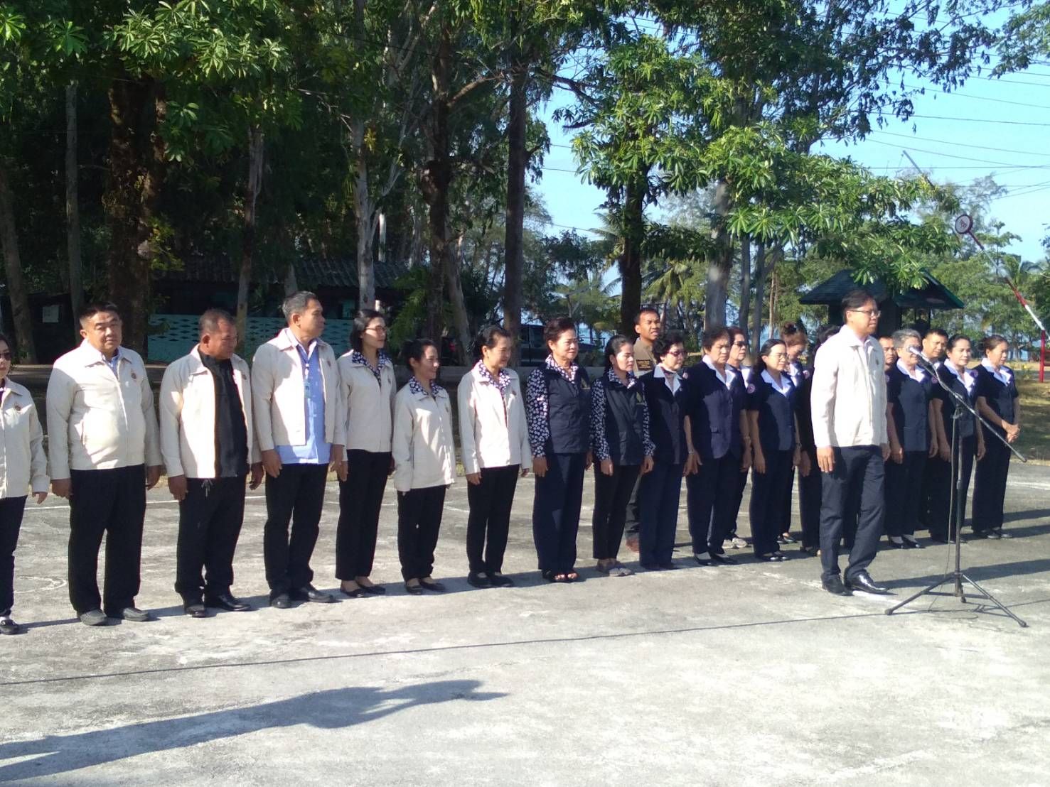 กปภ.สาขาคลองใหญ่ สนับสนุนน้ำดื่มบรรจุขวดตราสัญลักษณ์ กปภ.