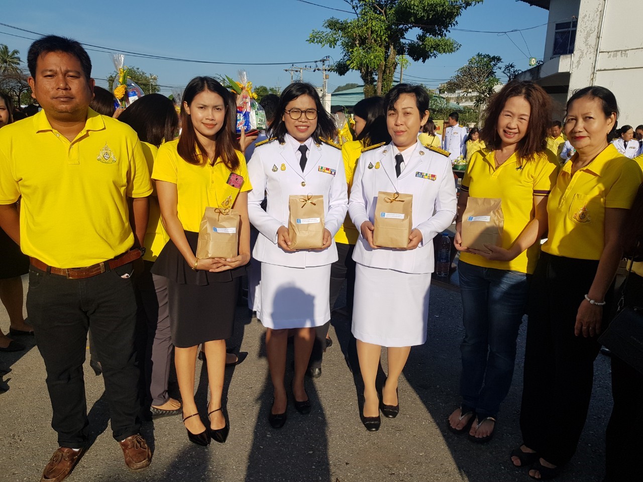 กปภ.สาขาทุ่งสง ร่วมทำบุญตักบาตร ถวายเป็นพระราชกุศลแด่ พระบาทสมเด็จพระบรมชนกาธิเบศรมหาภูมิพลอดุลยเดชมหาราช บรมนาถบพิตร วันพ่อแห่งชาติ