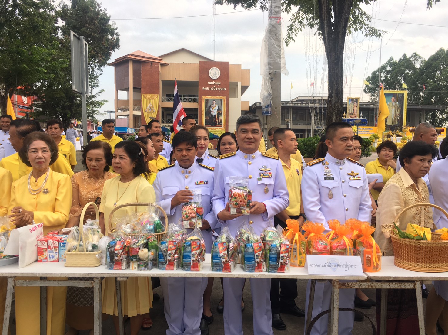 การประปาส่วนภูมิภาคสาขาชุมพร ร่วมกิจกรรมทำบุญตักบาตร ณ เทศบาลเมืองชุมพร เนื่องในวันที่ 5 ธันวาคม