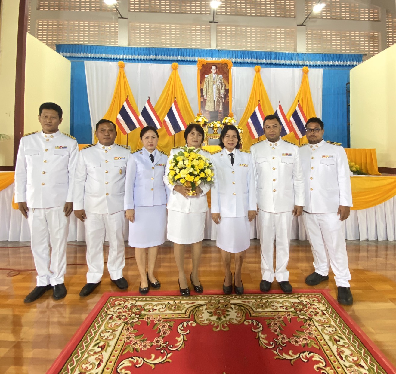 การประปาส่วนภูมิภาคสาขาไชยา ร่วมพิธีตักบาตร ,ถวายพานพุ่มราชสักการะ ถวายราชสดุดดี และถวายบังคม พระบาทสมเด็จพระบรมชนกาธิเบศรมหาภูมิพลอดุลยเดชมหาราช บรมนาถบพิตร