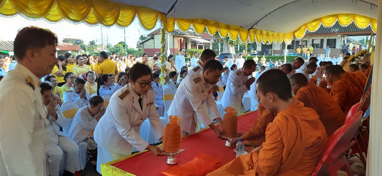 กปภ.สาขาบ้านนาสาร เข้าร่วมพิธีทำบุญตักบาตร ถวายเป็นพระราชกุศลแด่ พระบาทสมเด็จพระบรมชนกาธิเบศรมหาภูมิพลอดุลยเดชมหาราช บรมนาถบพิตร วันพ่อแห่งชาติ