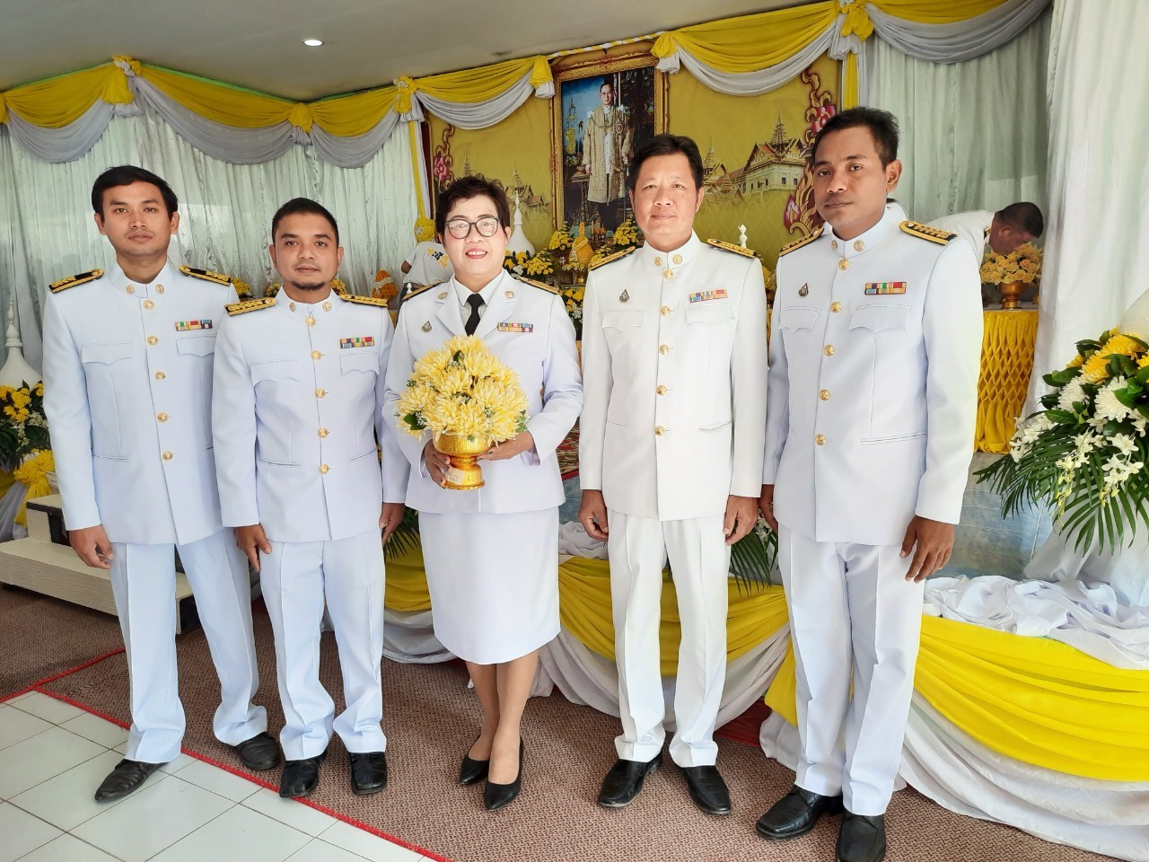 กปภ.สาขาบ้านนาสาร เข้าร่วมพิธีวางพานพุ่มดอกไม้และถวายบังคม ณ ศาลาประชาคมที่ว่าการอำเภอเวียงสระ