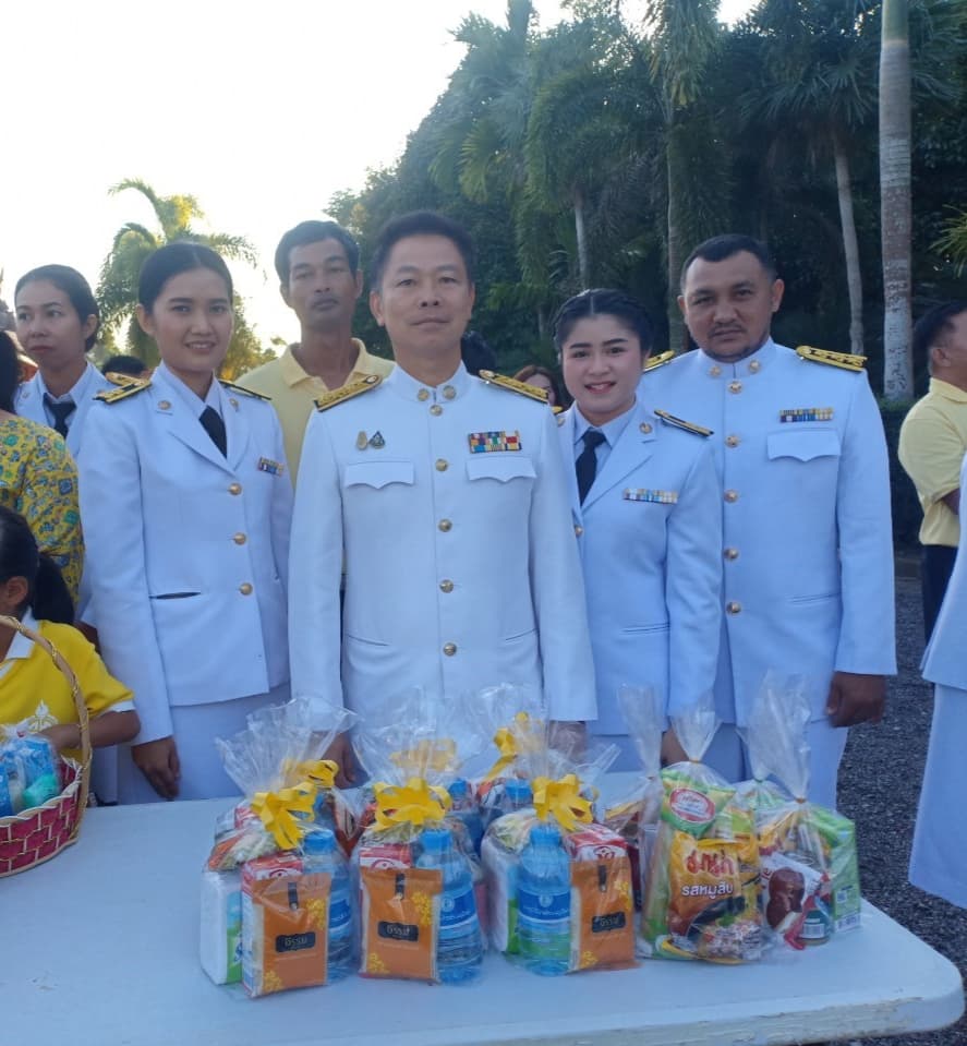 การประปาส่วนภูมิภาค สาขาตะกั่วป่า ร่วมทำบุญตักบาตร เเละถวายพานพุ่ม เนื่องในวันชาติเเละ วันพ่อเเห่งชาติ 5 ธันวาคม 2562