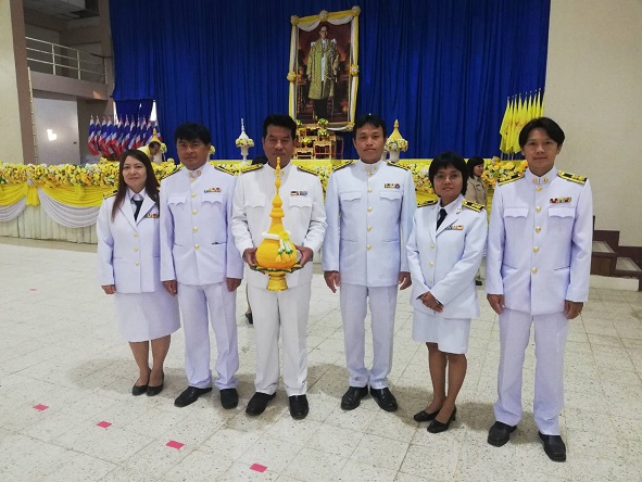 กปภ.สาขาแม่สะเรียง ร่วมพิธีถวายพานพุ่มดอกไม้พร้อมกล่าวคำถวายราชสดุดีน้อมรำลึกในพระมหากรุณาธิคุณ และถวายบังคม เนื่องในวันคล้ายวันพระบรมราชสมภพของพระบาทสมเด็จพระบรมชนกาธิเบศร มหาภูมิพลอดุลยเดชมหาราช บรมนาถบพิตร วันชาติ และวันพ่อแห่งชาติ พ.ศ.2562