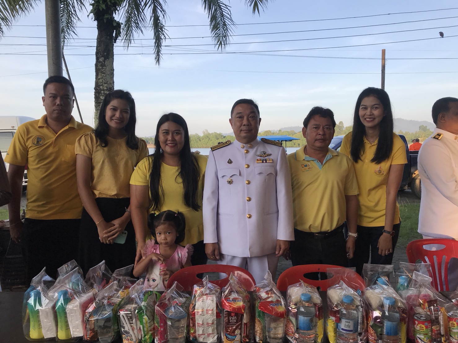 กปภ.สาขากันตัง เข้าร่วมพิธีทำบุญตักบาตรเนื่องในวันคล้ายวันเฉลิมพระชนมพรรษาของพระบาทสมเด็จพระบรมชนกาธิเบศรมหาภูมิพลอดุลยเดชมหาราช บรมนาถบพิตรและวันพ่อแห่งชาติ