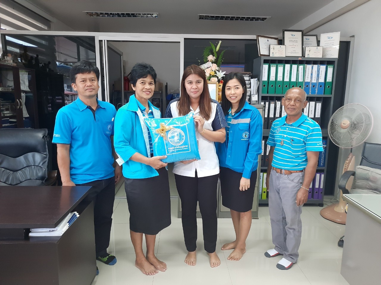 กปภ.สาขากาญจนดิษฐ์ ลงพื้นที่พบผู้ใช้น้ำรายใหญ่ ภายใต้กิจกรรมมุ่งมั่นเพื่อปวงชน เติมใจให้กัน ครั้งที่ 5 /2563
